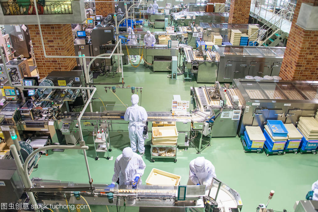 日本,札幌-2017 年 1 月 13 日︰ 團友,在 2017 年 1 月 13 日在日本北海道的巧克力工廠。公司的主打產品是白色戀人餅干